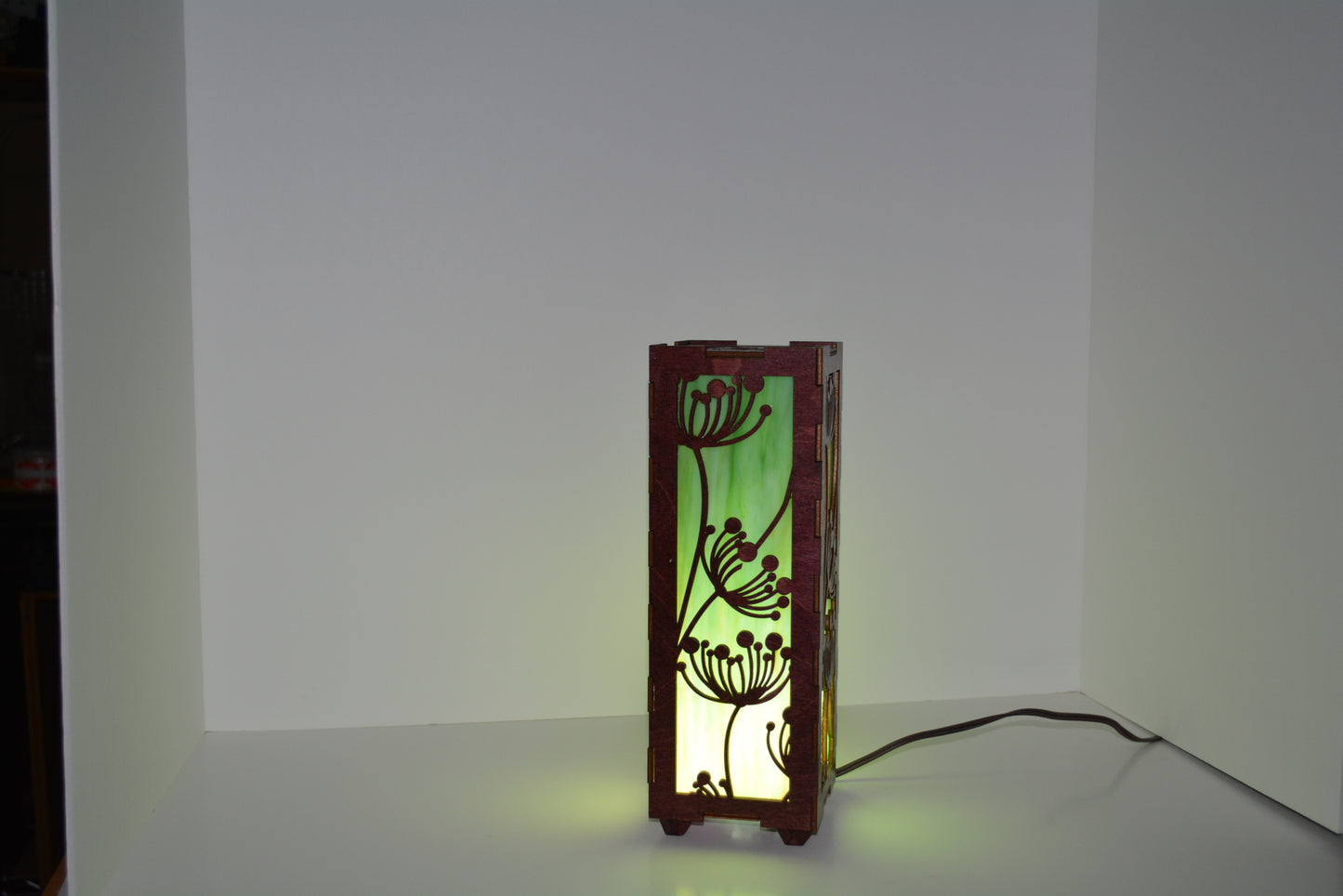 Green Streaked Lotus Flower Stained Glass table Lamps ?