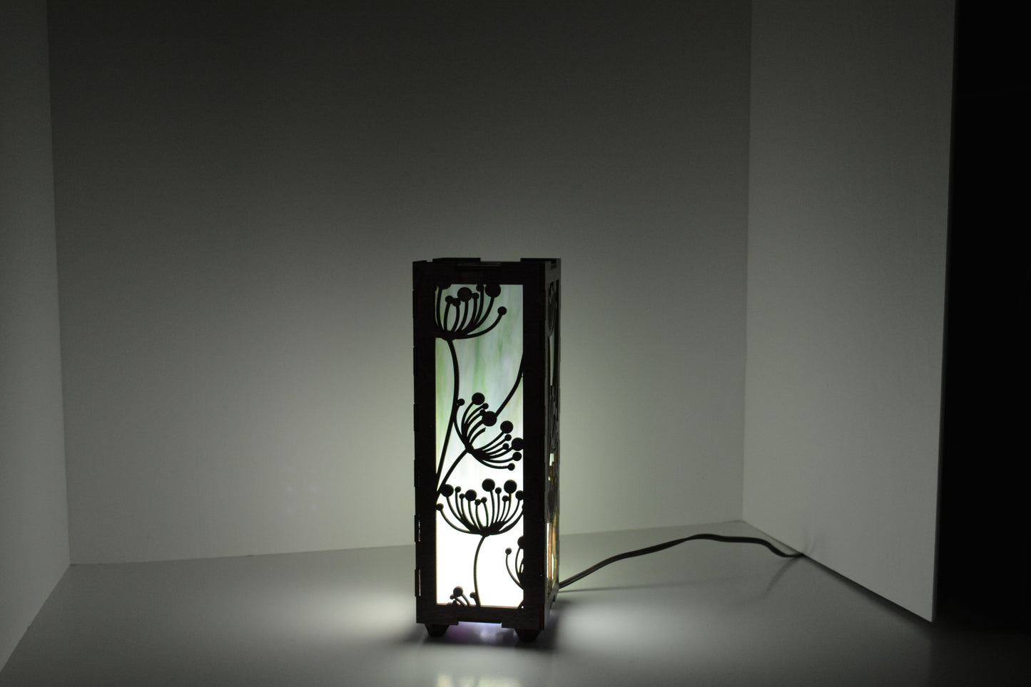 Green Streaked Lotus Flower Stained Glass table Lamps ?
